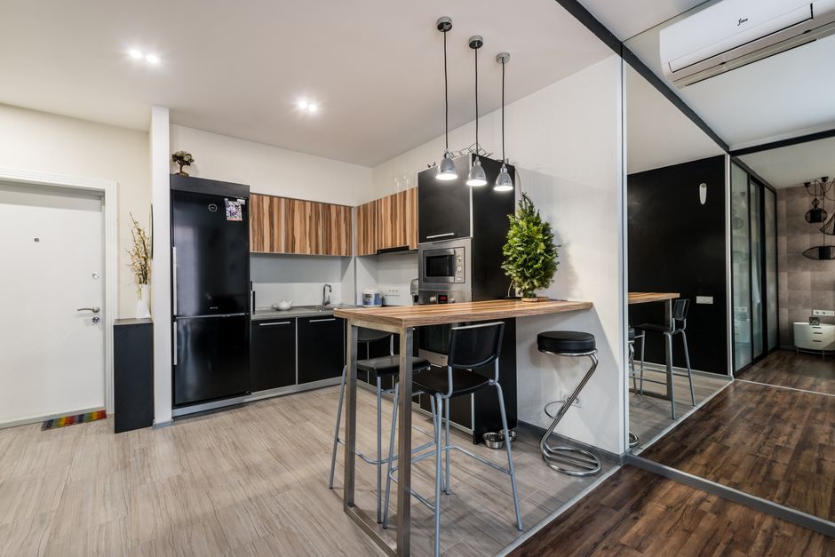 Een moderne minibar koelkast in een hotelkamer, gevuld met dranken en snacks voor gasten.
